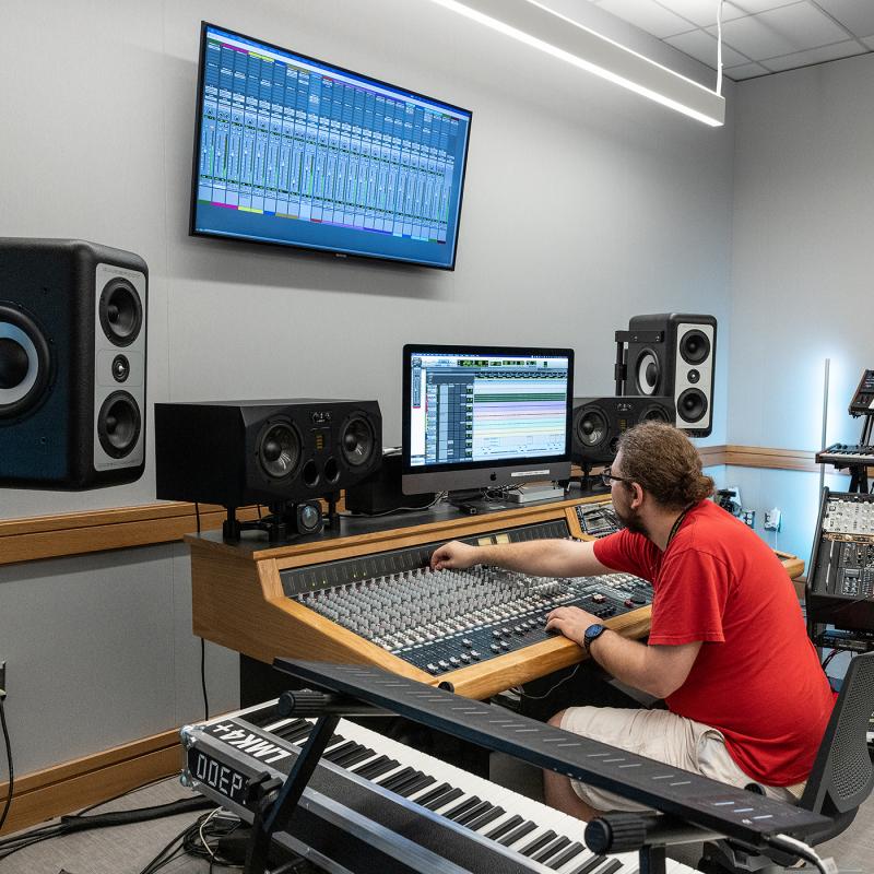 Studentint a Music production studio