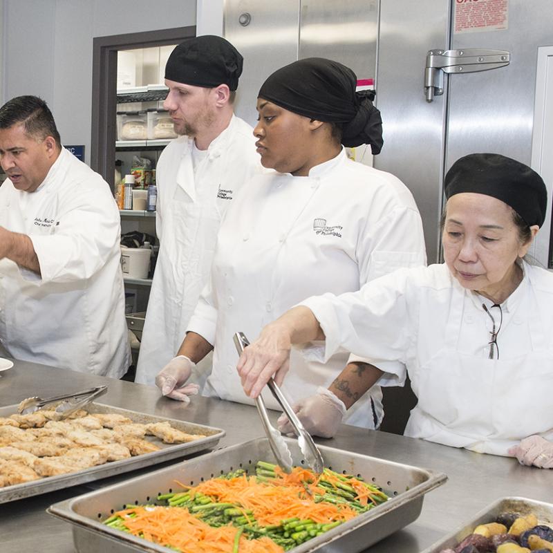 Students prepping food 
